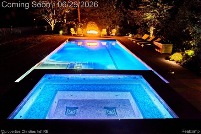 950 E Glengarry Circle, Bloomfield Hills, MI 48301