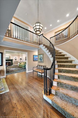 950 E Glengarry Circle, Bloomfield Hills, MI 48301