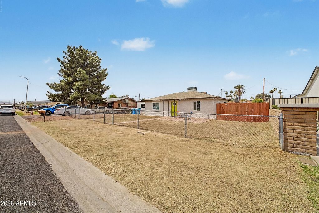 Image 3 of property listing at 4216 N 31st Drive, Phoenix, AZ 85017