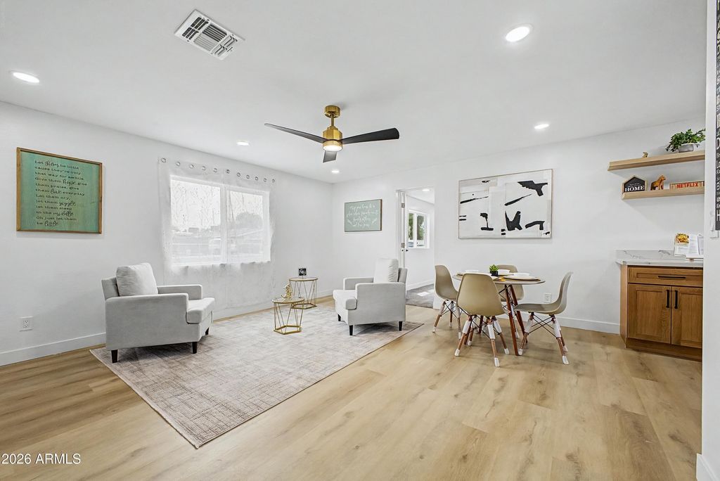 Image 5 of property listing at 4216 N 31st Drive, Phoenix, AZ 85017