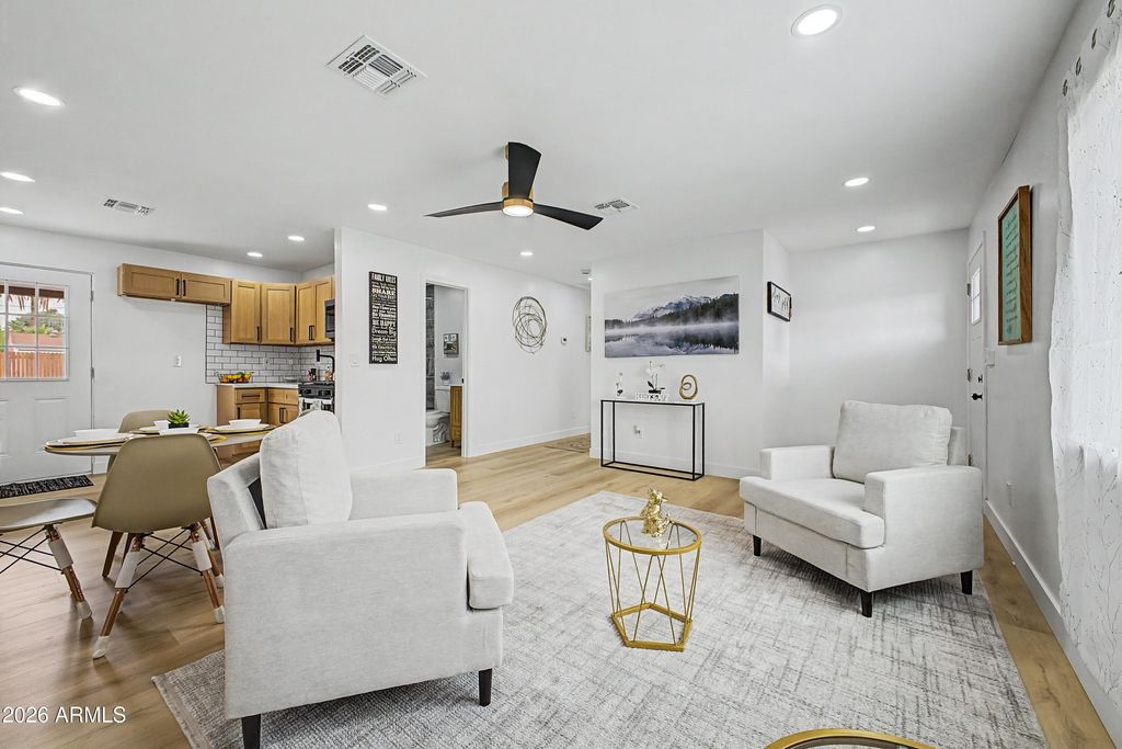 Image 6 of property listing at 4216 N 31st Drive, Phoenix, AZ 85017