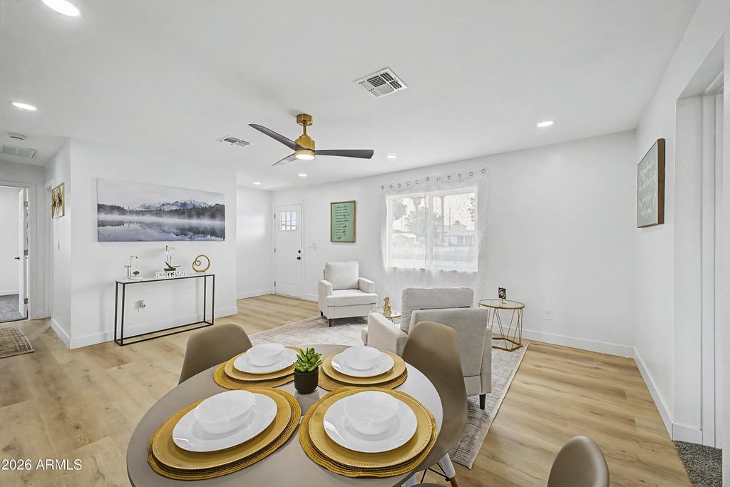 Image 7 of property listing at 4216 N 31st Drive, Phoenix, AZ 85017