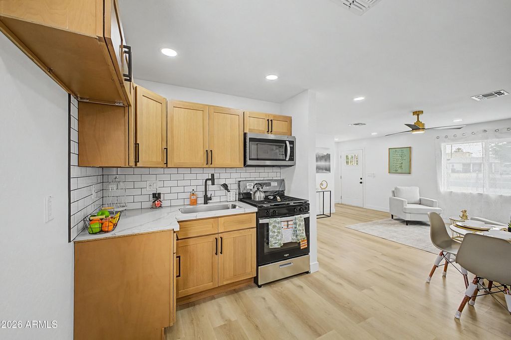 Image 8 of property listing at 4216 N 31st Drive, Phoenix, AZ 85017