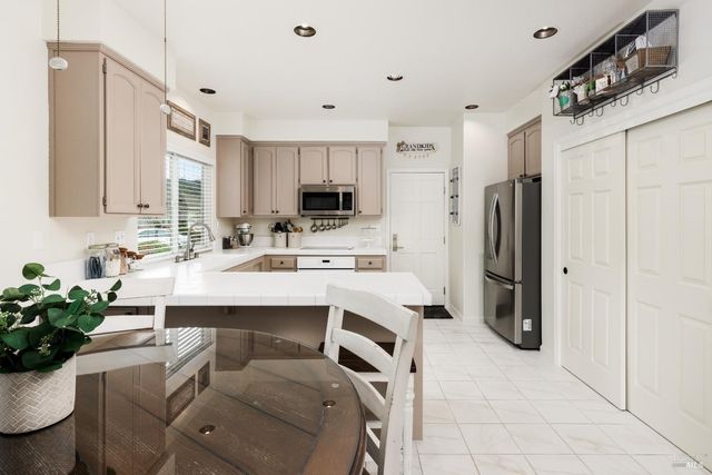 6749 Wintergreen Ct, Santa Rosa, CA 95409