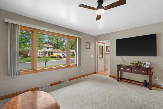 1971 Cascade DRIVE, Waukesha, WI 53188