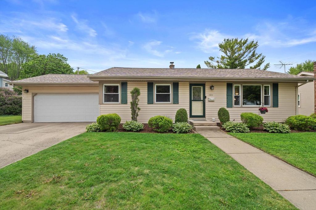 1971 Cascade DRIVE, Waukesha, WI 53188