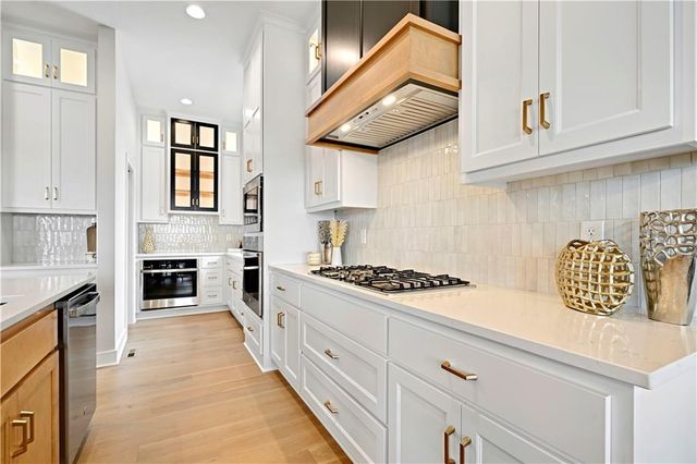 9938 Brockway Street, Lenexa, KS 66220