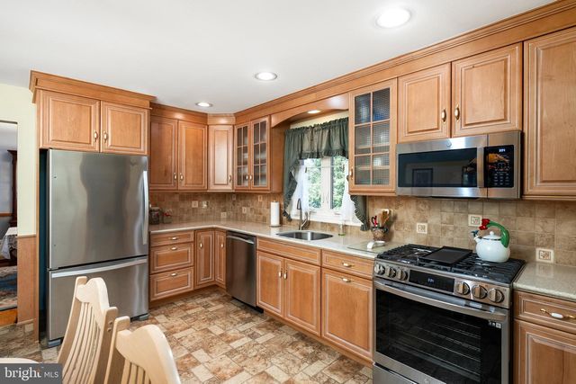 6 STANLEY DR, Robbinsville, NJ 08691