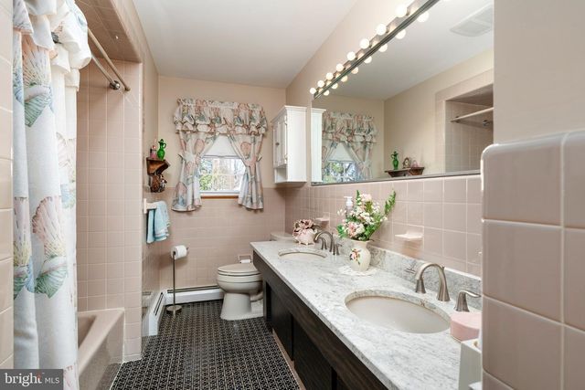 6 STANLEY DR, Robbinsville, NJ 08691