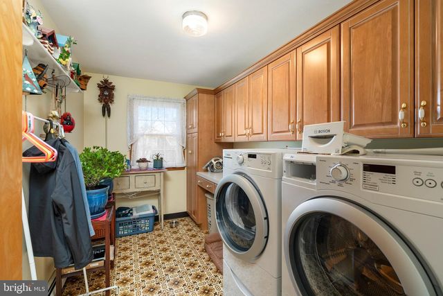 6 STANLEY DR, Robbinsville, NJ 08691