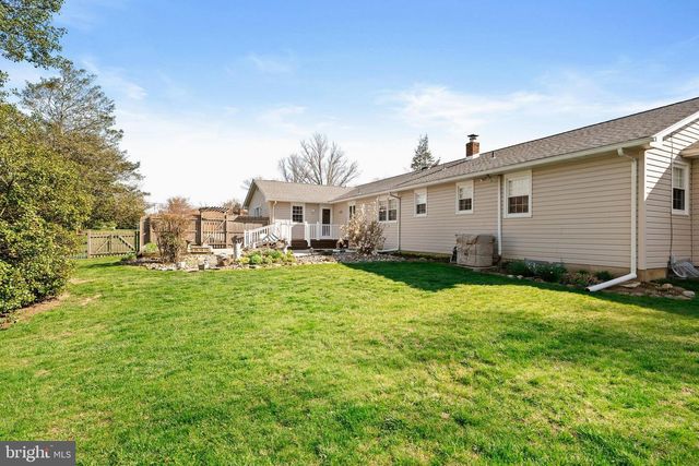 6 STANLEY DR, Robbinsville, NJ 08691