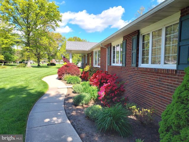6 STANLEY DR, Robbinsville, NJ 08691