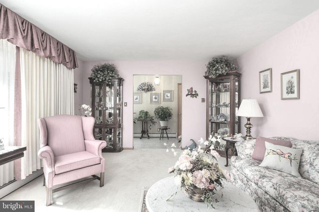 6 STANLEY DR, Robbinsville, NJ 08691