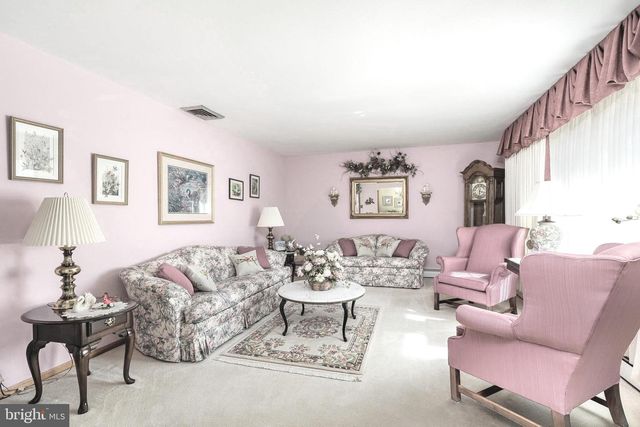 6 STANLEY DR, Robbinsville, NJ 08691