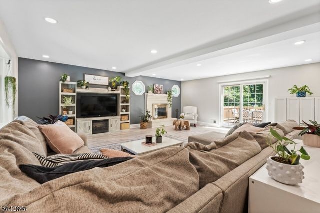 400 Ernest Dr, Hillsborough Twp., NJ 08844