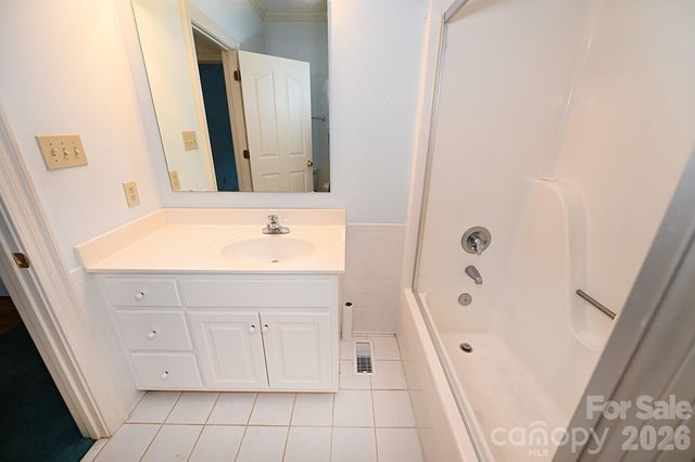 640 40th Avenue Lane NW, Hickory, NC 28601