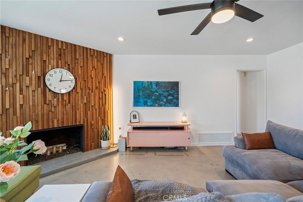 Image 12 of property listing at 7026 Middlesbury Ridge, West Hills, CA 91307