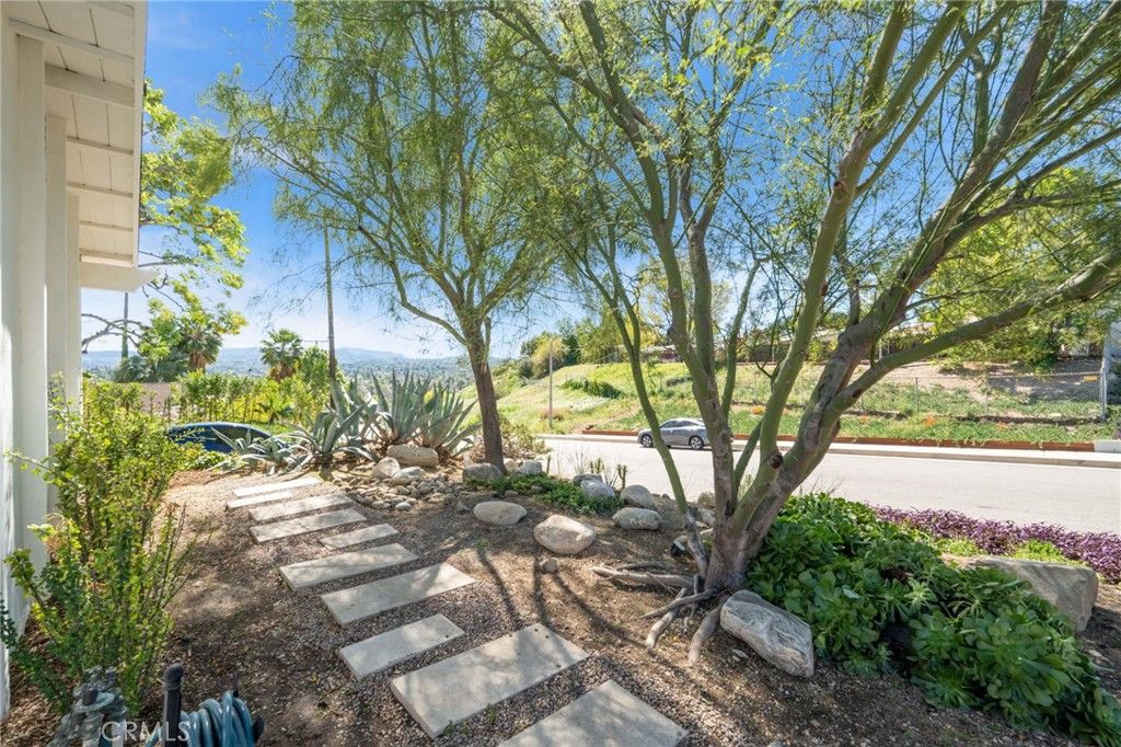 Image 6 of property listing at 7026 Middlesbury Ridge, West Hills, CA 91307
