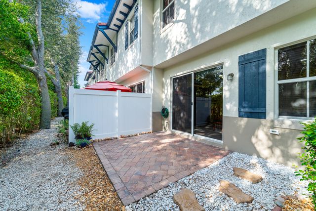 128 W Prive Circle, Delray Beach, FL 33445