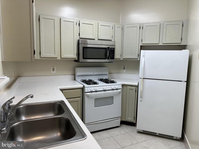 4447 FAIR STONE DR #102, Fairfax, VA 22033