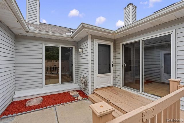 9487 Marina Drive, White Lake, MI 48386