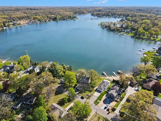 468 Crooked Lake Drive, Kalamazoo, MI 49009