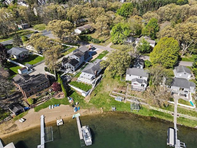 468 Crooked Lake Drive, Kalamazoo, MI 49009