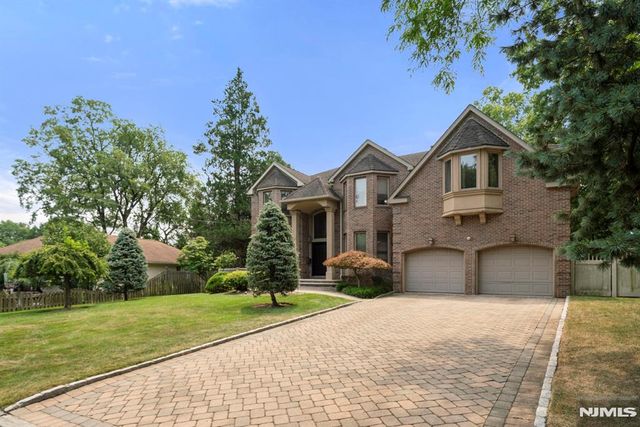325 Cooper Place, Paramus, NJ 07652