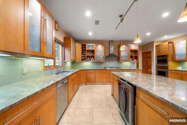 325 Cooper Place, Paramus, NJ 07652