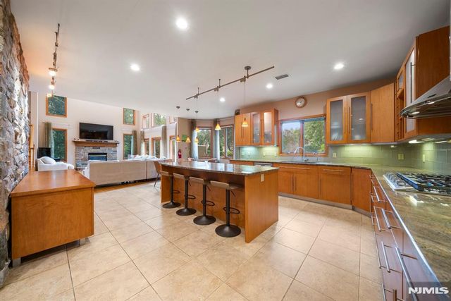 325 Cooper Place, Paramus, NJ 07652
