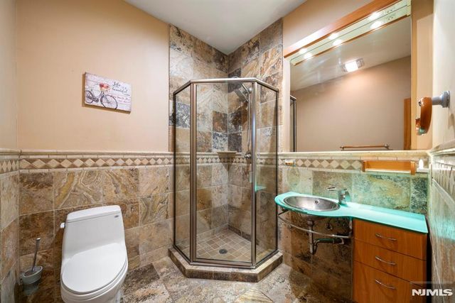 325 Cooper Place, Paramus, NJ 07652
