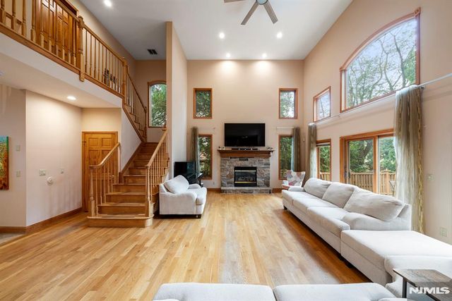 325 Cooper Place, Paramus, NJ 07652