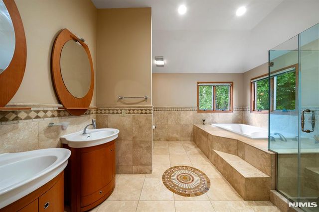 325 Cooper Place, Paramus, NJ 07652