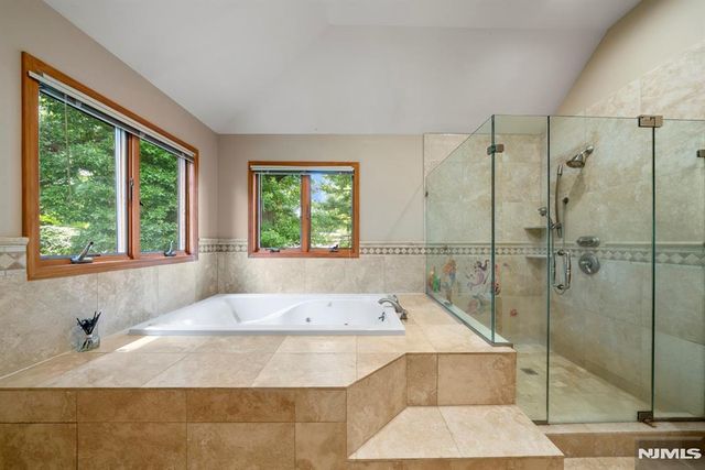 325 Cooper Place, Paramus, NJ 07652