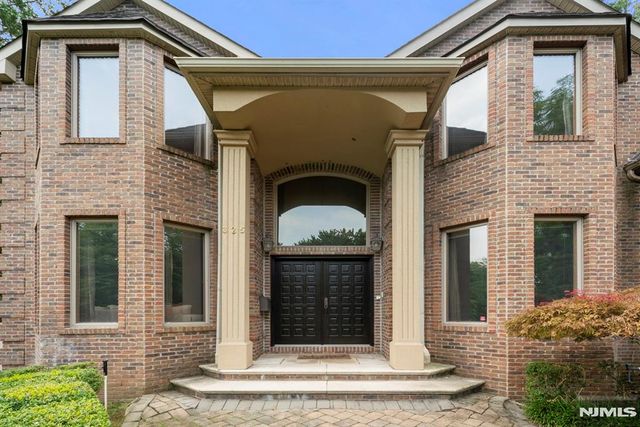 325 Cooper Place, Paramus, NJ 07652