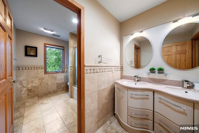 325 Cooper Place, Paramus, NJ 07652