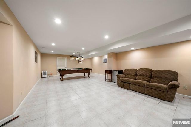 325 Cooper Place, Paramus, NJ 07652