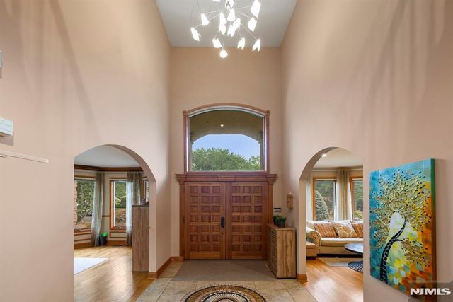 325 Cooper Place, Paramus, NJ 07652