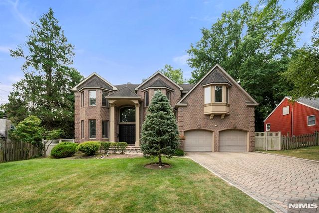325 Cooper Place, Paramus, NJ 07652