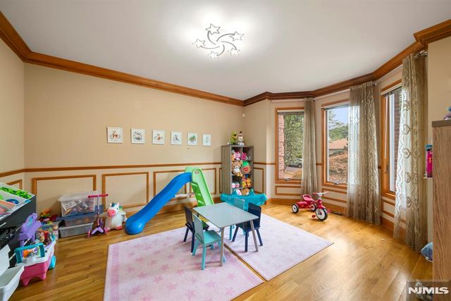 325 Cooper Place, Paramus, NJ 07652