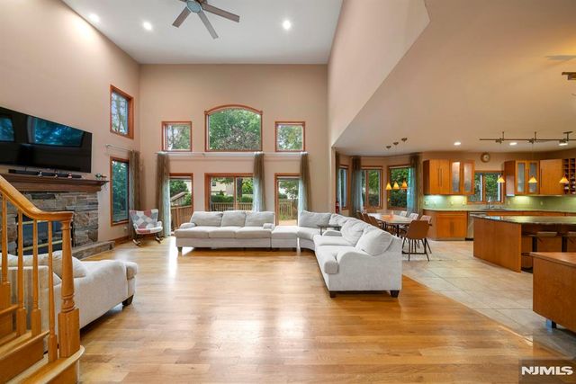 325 Cooper Place, Paramus, NJ 07652