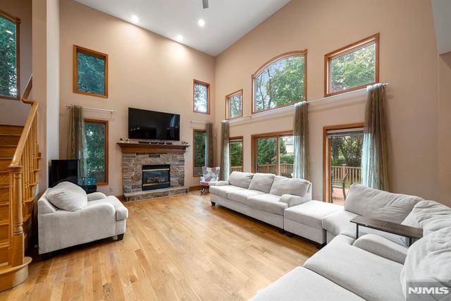 325 Cooper Place, Paramus, NJ 07652