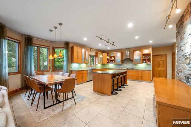 325 Cooper Place, Paramus, NJ 07652