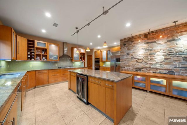 325 Cooper Place, Paramus, NJ 07652
