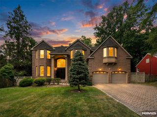 325 Cooper Place, Paramus, NJ 07652