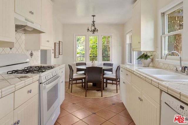 830 Robinson Street, Los Angeles, CA 90026