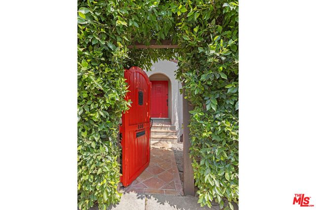 830 Robinson Street, Los Angeles, CA 90026