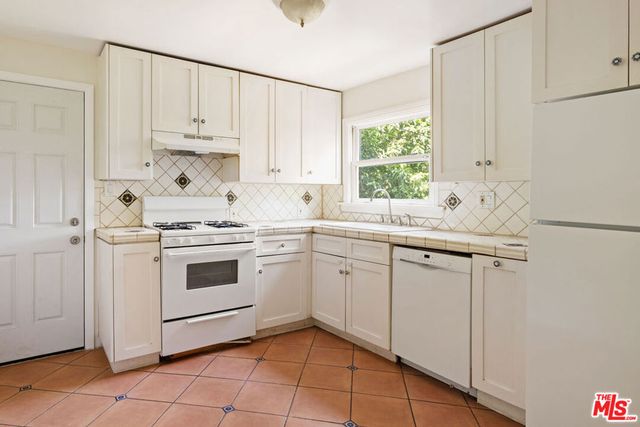 830 Robinson Street, Los Angeles, CA 90026