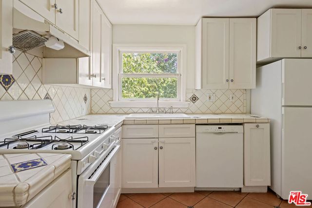 830 Robinson Street, Los Angeles, CA 90026