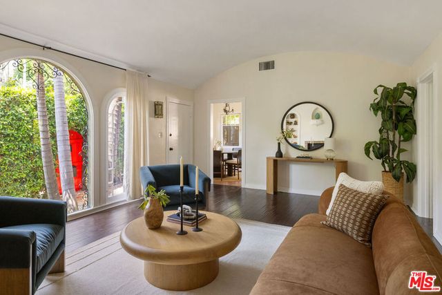 830 Robinson Street, Los Angeles, CA 90026